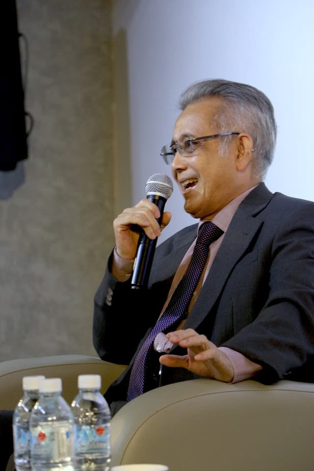 a building with a curved roof and a sky background