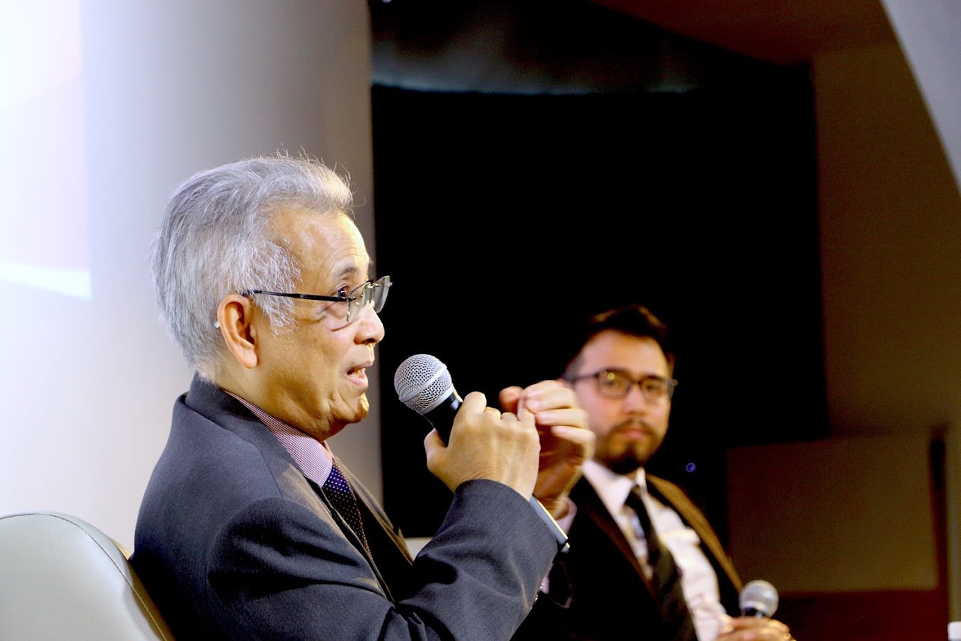 close-up photography of lighted bulbs