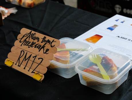 A couple of plastic containers with food in them

AI-generated content may be incorrect.