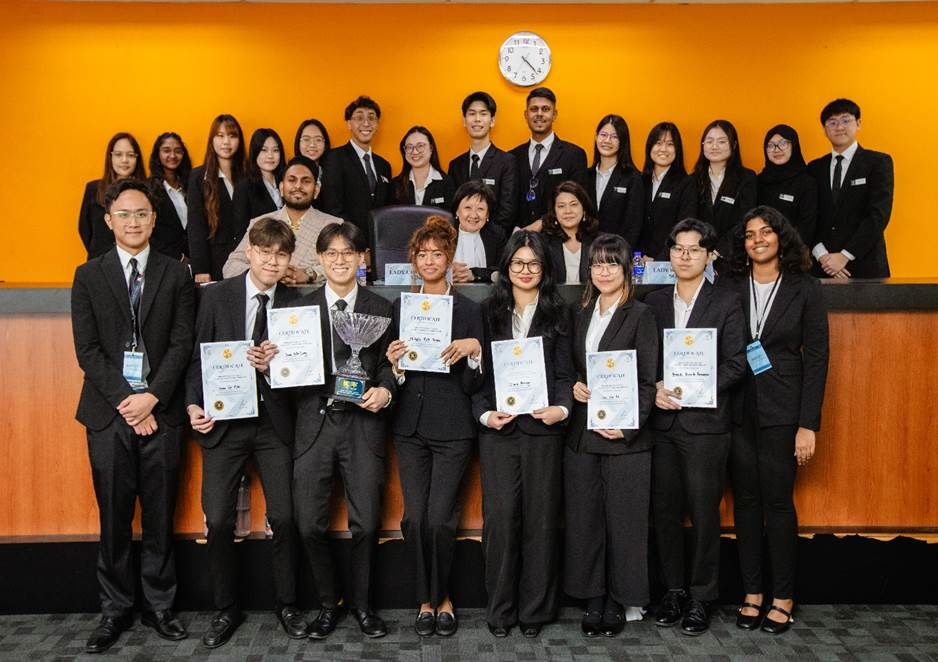 A group of people posing for a photo

AI-generated content may be incorrect.