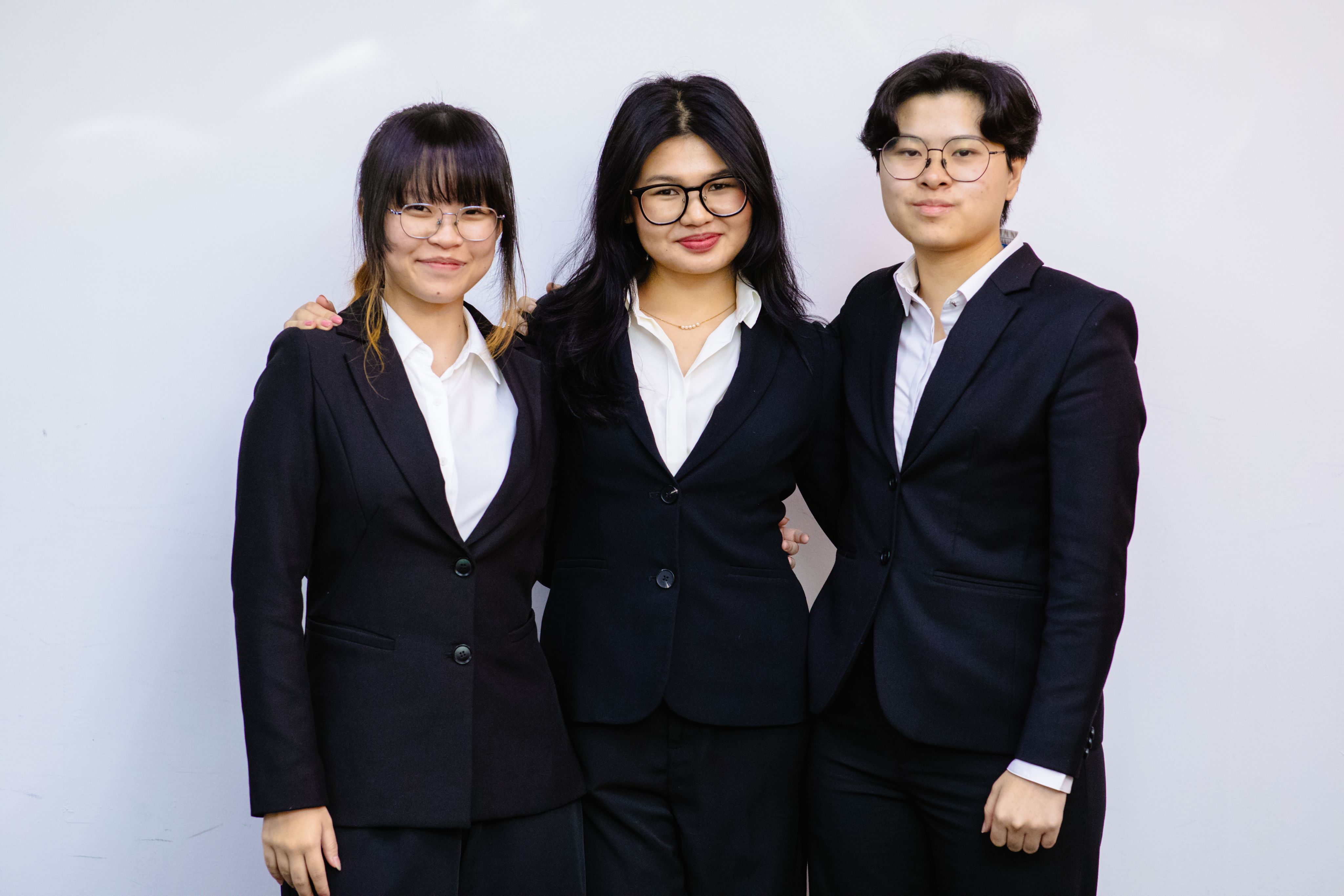 A group of people holding certificates

AI-generated content may be incorrect.