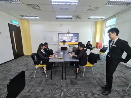 A group of people in a room

AI-generated content may be incorrect.