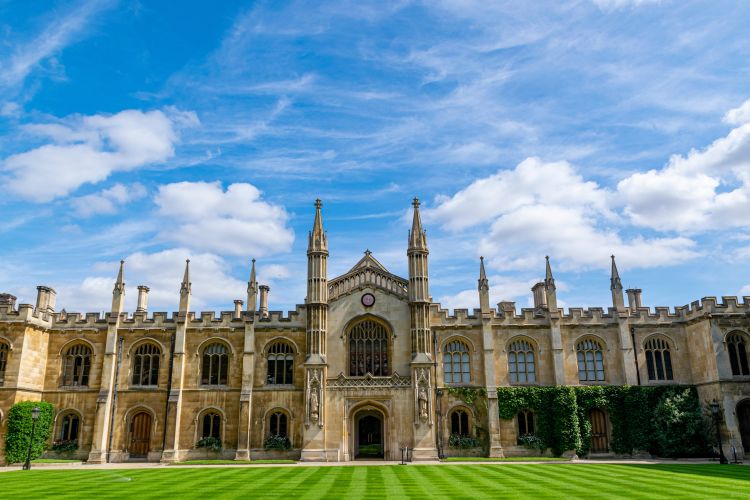 Why UK Law Degrees Continue to Attract Students Worldwide